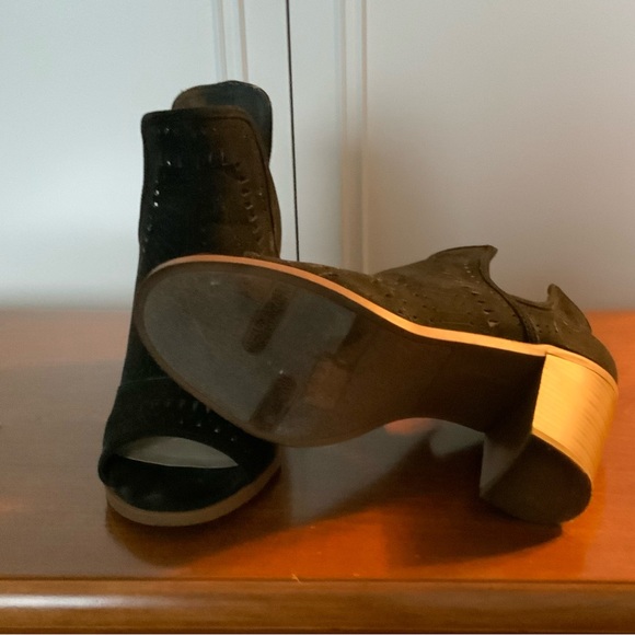 Fergalicious Women Laser Cut Peep Toe Shoe - Picture 2 of 4